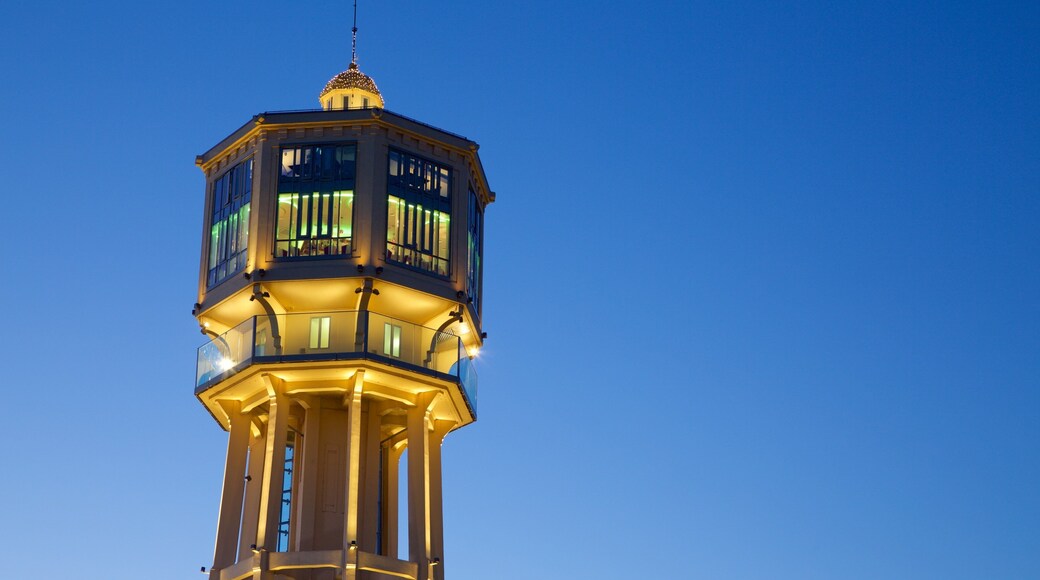 Siófok mostrando escenas de noche, arquitectura patrimonial y un monumento