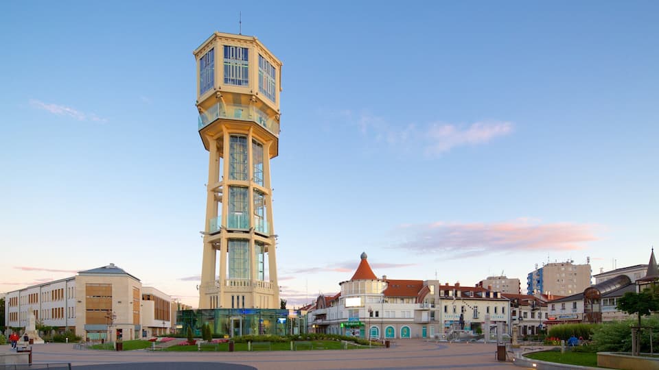 Siófok welches beinhaltet Platz oder Plaza, Stadt und historische Architektur