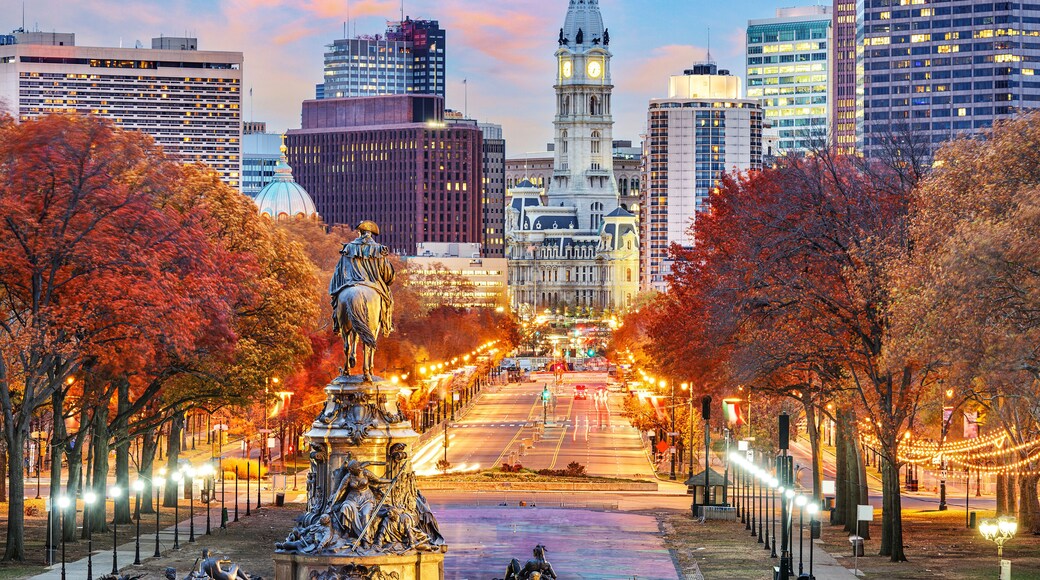 Philadelphia, Pennsylvania, USA Cityscape Overlooking Benjamin Franklin Parkway 579