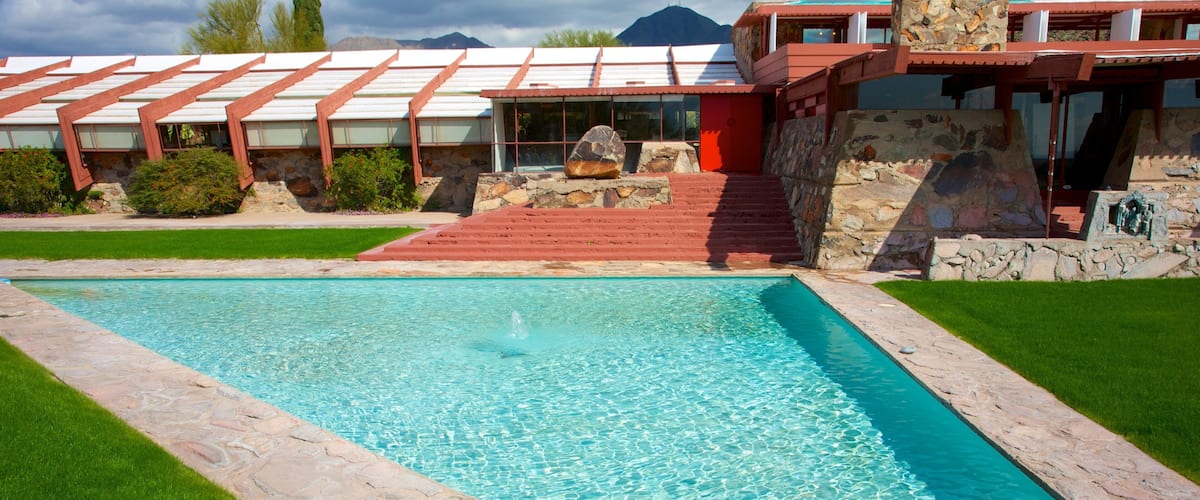 Taliesin West ofreciendo una casa y una piscina
