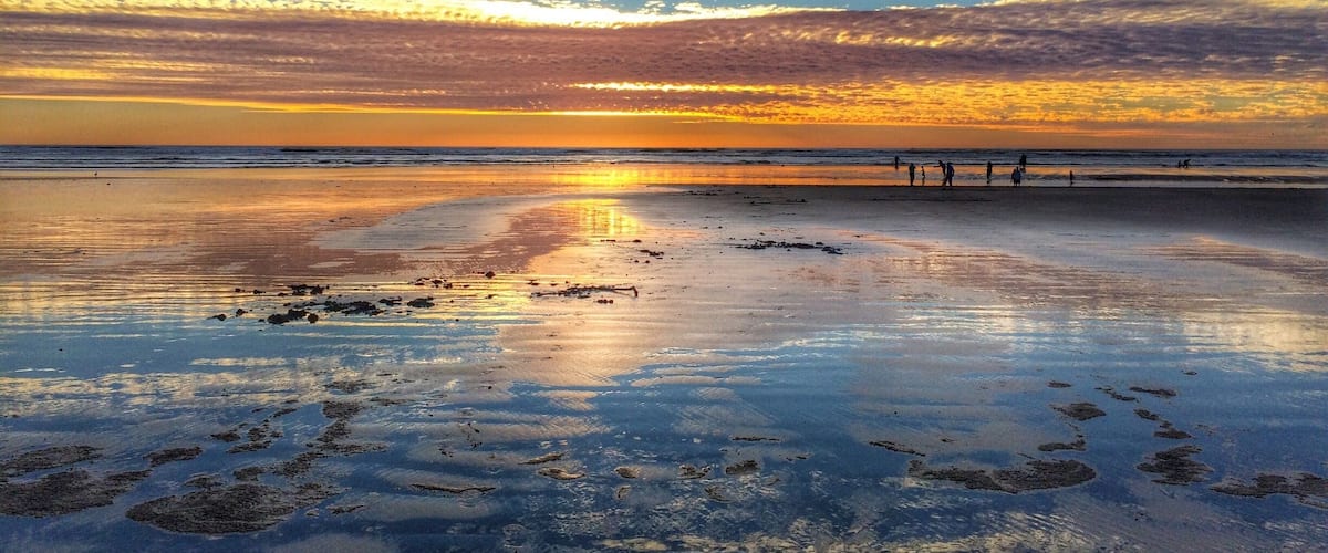 Sunset on the #beach at low tide with a beautiful reflection on the wet sand.
#goldenhour
http://www.seabrookcottagerentals.com
Feb. 2015