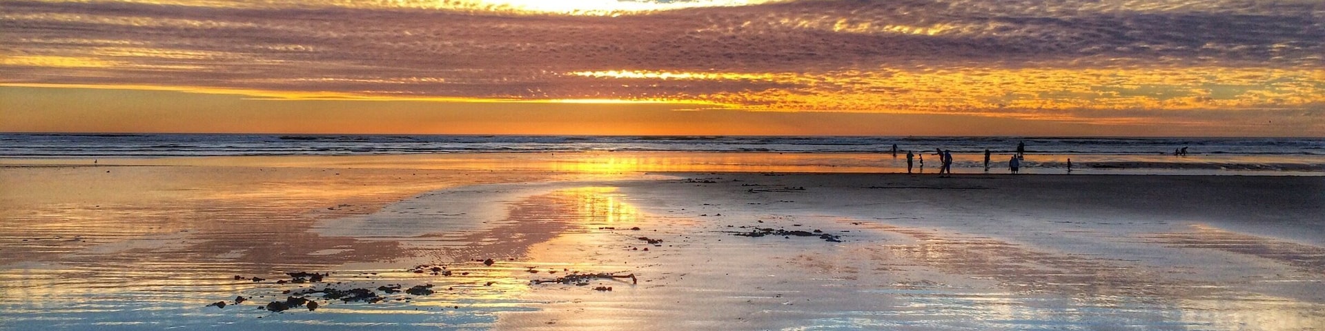 Sunset on the #beach at low tide with a beautiful reflection on the wet sand.
#goldenhour
http://www.seabrookcottagerentals.com
Feb. 2015