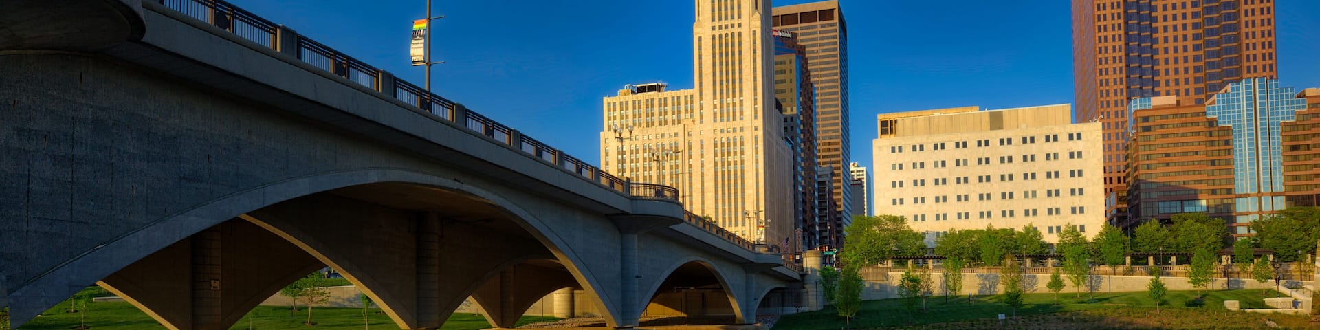The Broad Street Bridge over the Scioto River in columbus, Ohio