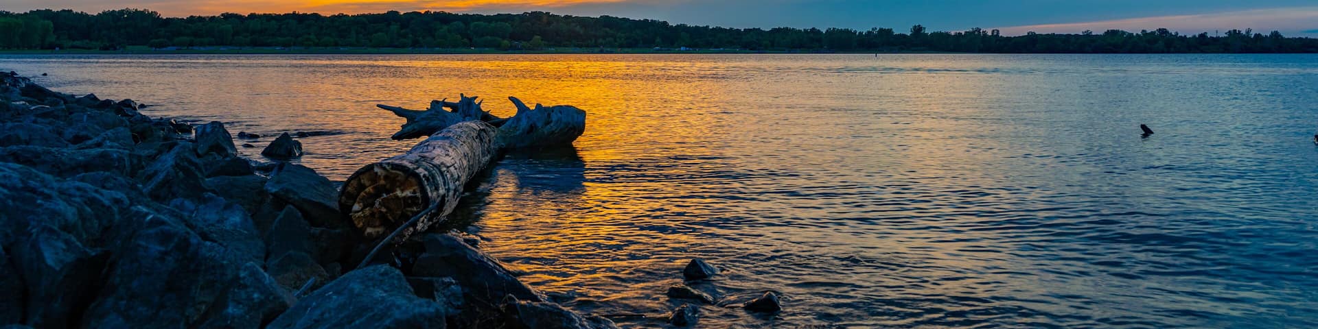 A scenic view of Alum Creek State Park in Ohio during beautiful sunset