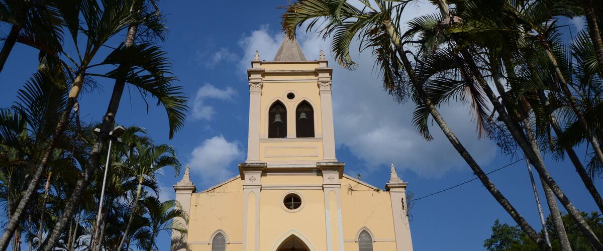 pequena igreja antiga amarela situada na cidade de Joaquim egídio em Campinas SP
