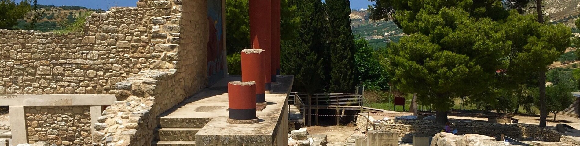 Knossos is the largest Bronze Age archaeological site on Crete. It was the ceremonial and political centre of the Minoan civilization.
#instone
