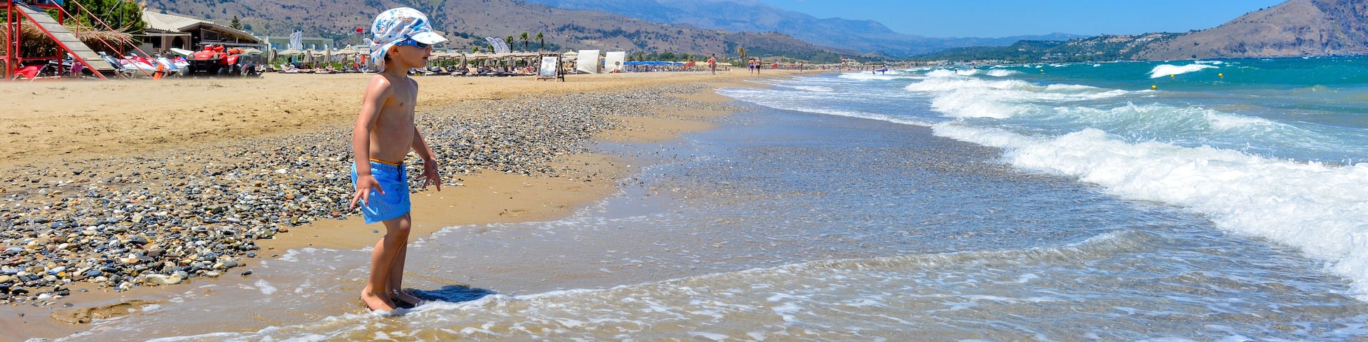 Spielendes Kind am Strand von Paralia Kourna/Georgioupoli-Chania/Kreta (Griechenland)