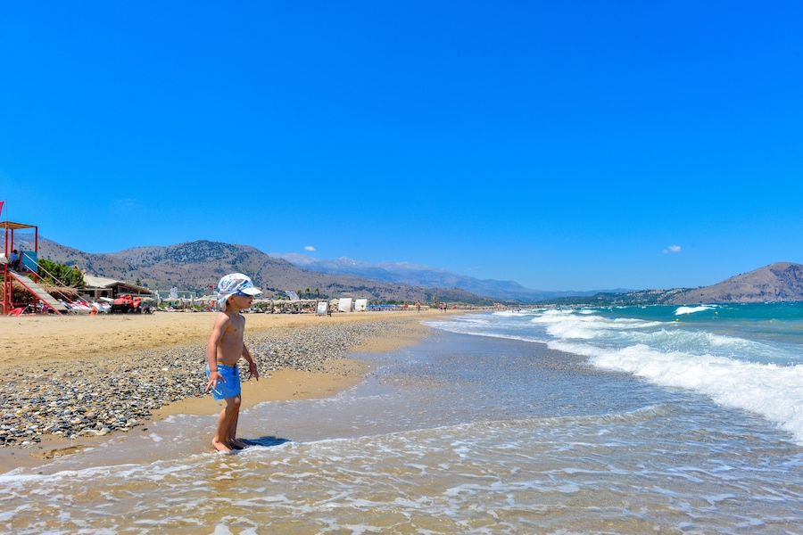 Spielendes Kind am Strand von Paralia Kourna/Georgioupoli-Chania/Kreta (Griechenland)