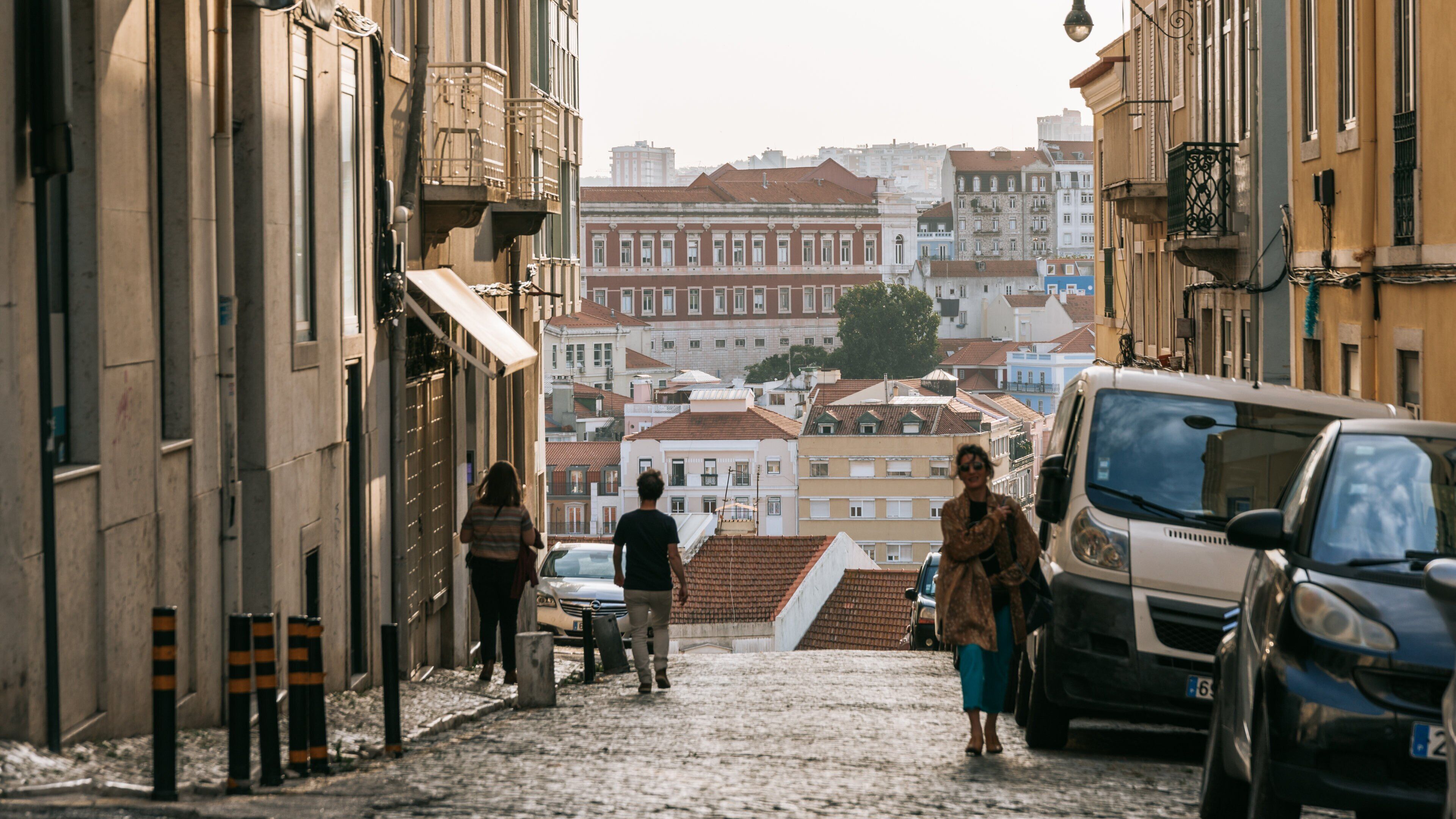 Anjos which includes a city and street scenes