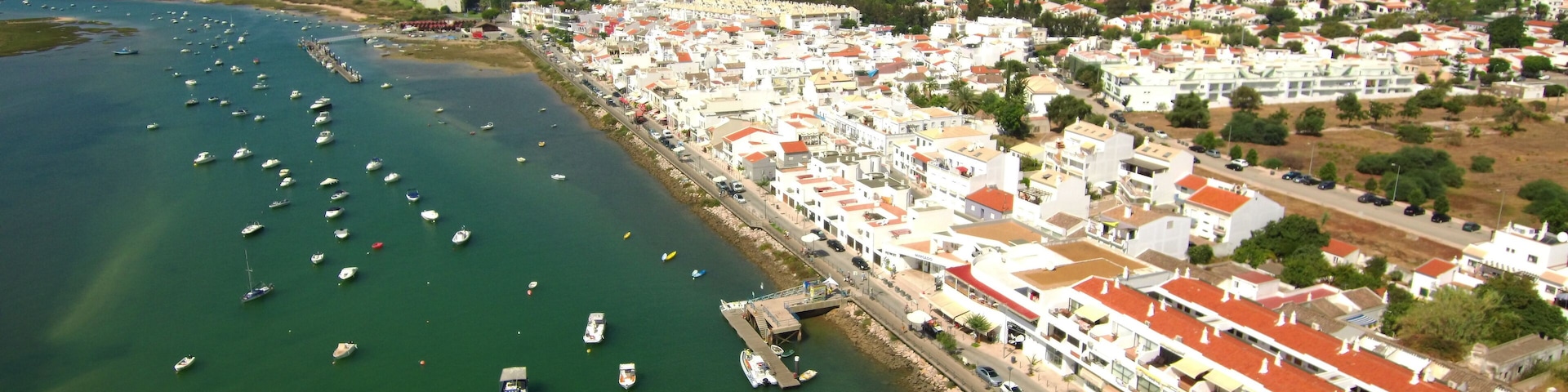 Cabanas de Tavira en Portugal, localidad costera de Tavira en el distrito de Faro, región del Algarve.Fotografia aerea con Drone