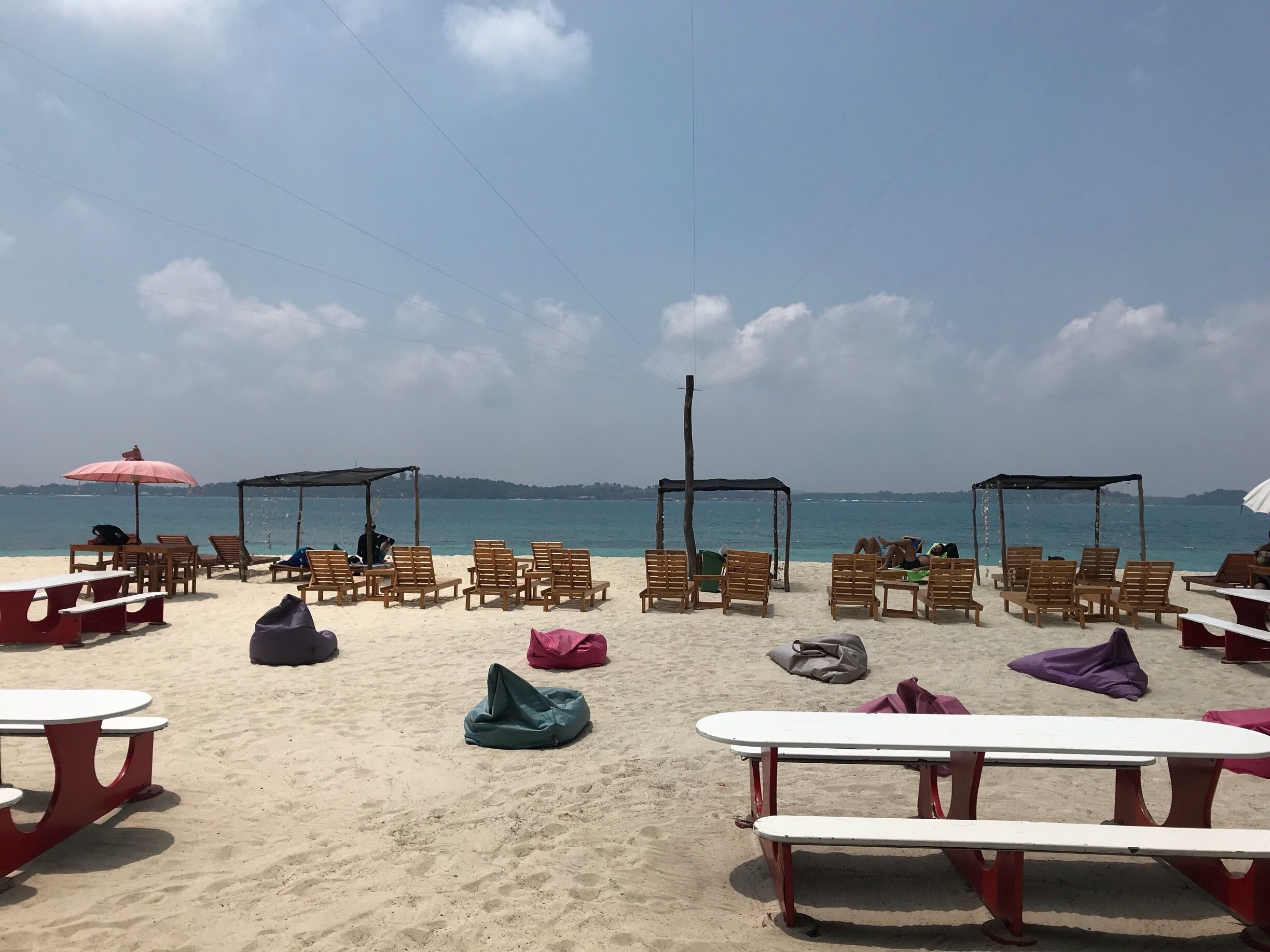 White sand island - undoubtedly the best beach in Bintan. Its isolated from the main island and you need to take a boat to the island from east coast. The place has a nice pub and very clean environment.

#bintan #whitesandisland