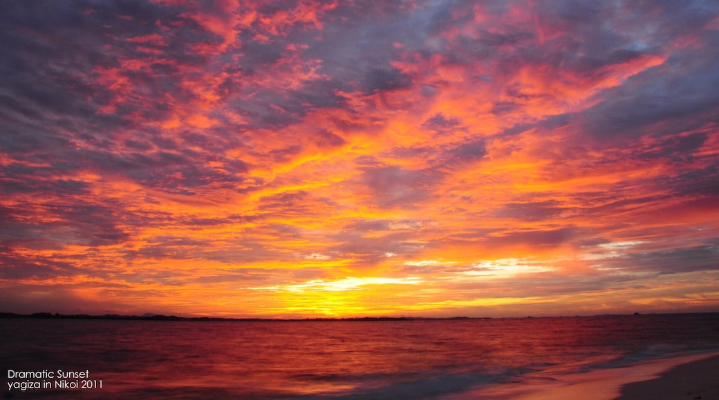 A escapade from the city. A break from the traffic. This island offers the best sunset I swear that we have ever seen. #sunset #nikoi #island #indonesia #sea