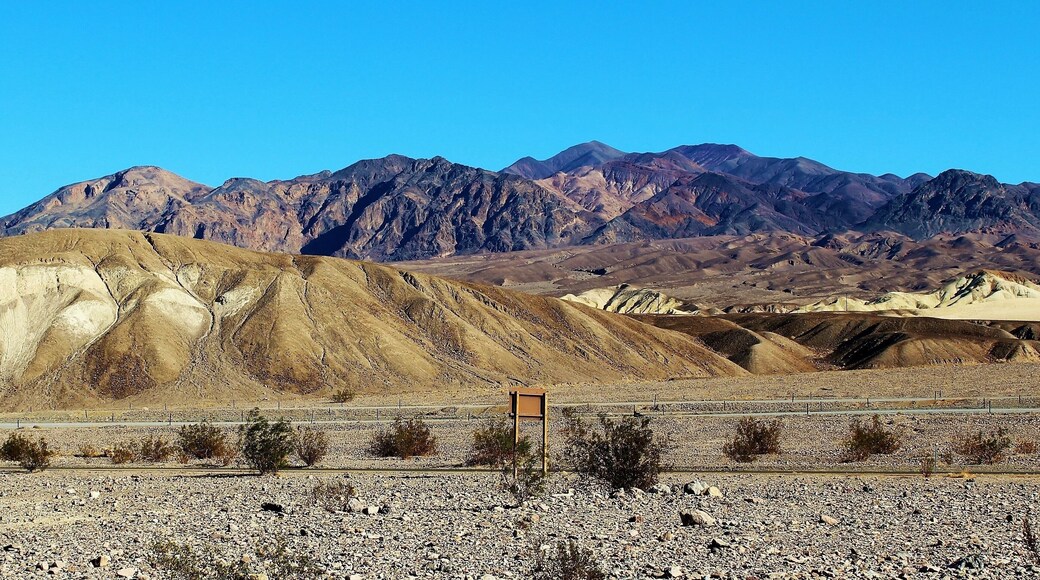 One of the many otherworldly spots at Death Valley National Park! I am just glad I visited on an early December day ;). I cannot imagine the heat right now ;). Nevertheless it always looks incredible.