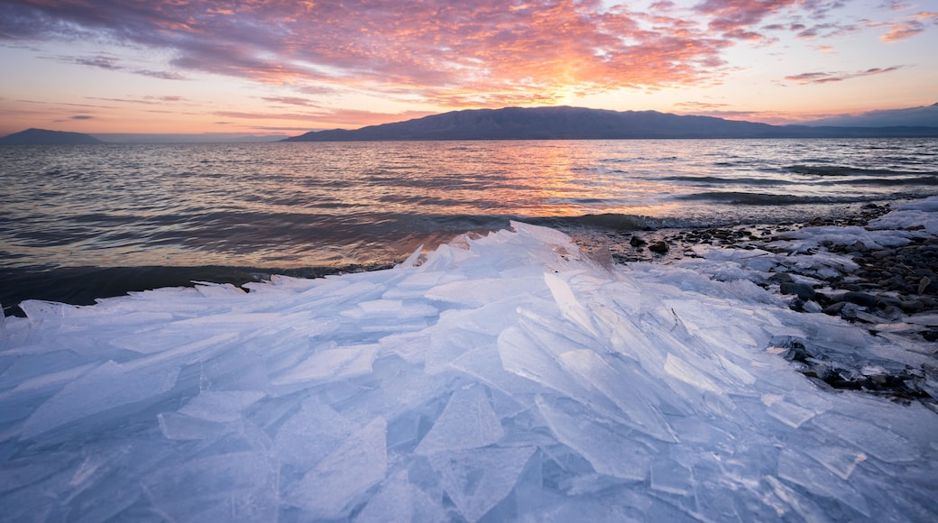 These ice sheets only last a few days. I spent 3 years going to the lake and I missed it 2 years in a row. The 3rd year was stunning!
#adventure #sonyimages #sonyalpha #bealpha #sony