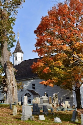A lovely place to walk. Burial place for the fallen after the Battle of Monmouth. Used as a field hospital and a place of worship for George Washington during the battle. Many old stones with traditional carvings.