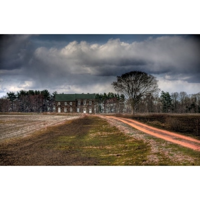Cool abandoned house made the picture look old to reflect the state of the house
#roadtrip