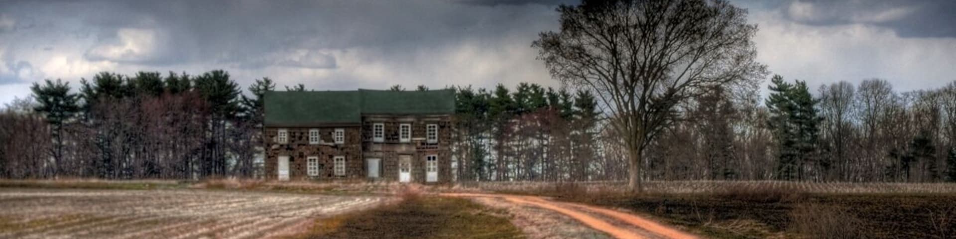 Cool abandoned house made the picture look old to reflect the state of the house
#roadtrip