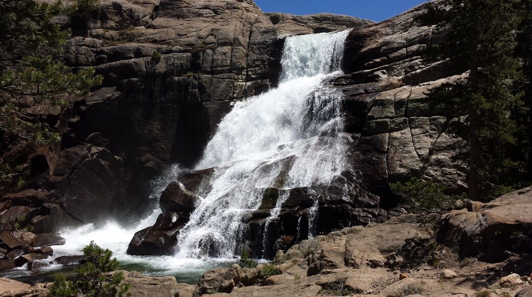 Tuolumne Falls is one of the many waterfalls along the PCT towards Glen Aulin high Camp in Yosemite National Park.
This is a great Day hike out of Tuolumne Meadows in yosemite ofr a great beginner backpacking experience.
http://sierrarecmagazine.com/project/glen-aulin-day-hike-yosemite-national-park/