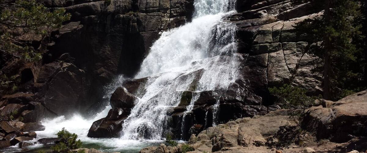 Tuolumne Falls is one of the many waterfalls along the PCT towards Glen Aulin high Camp in Yosemite National Park.
This is a great Day hike out of Tuolumne Meadows in yosemite ofr a great beginner backpacking experience.
http://sierrarecmagazine.com/project/glen-aulin-day-hike-yosemite-national-park/