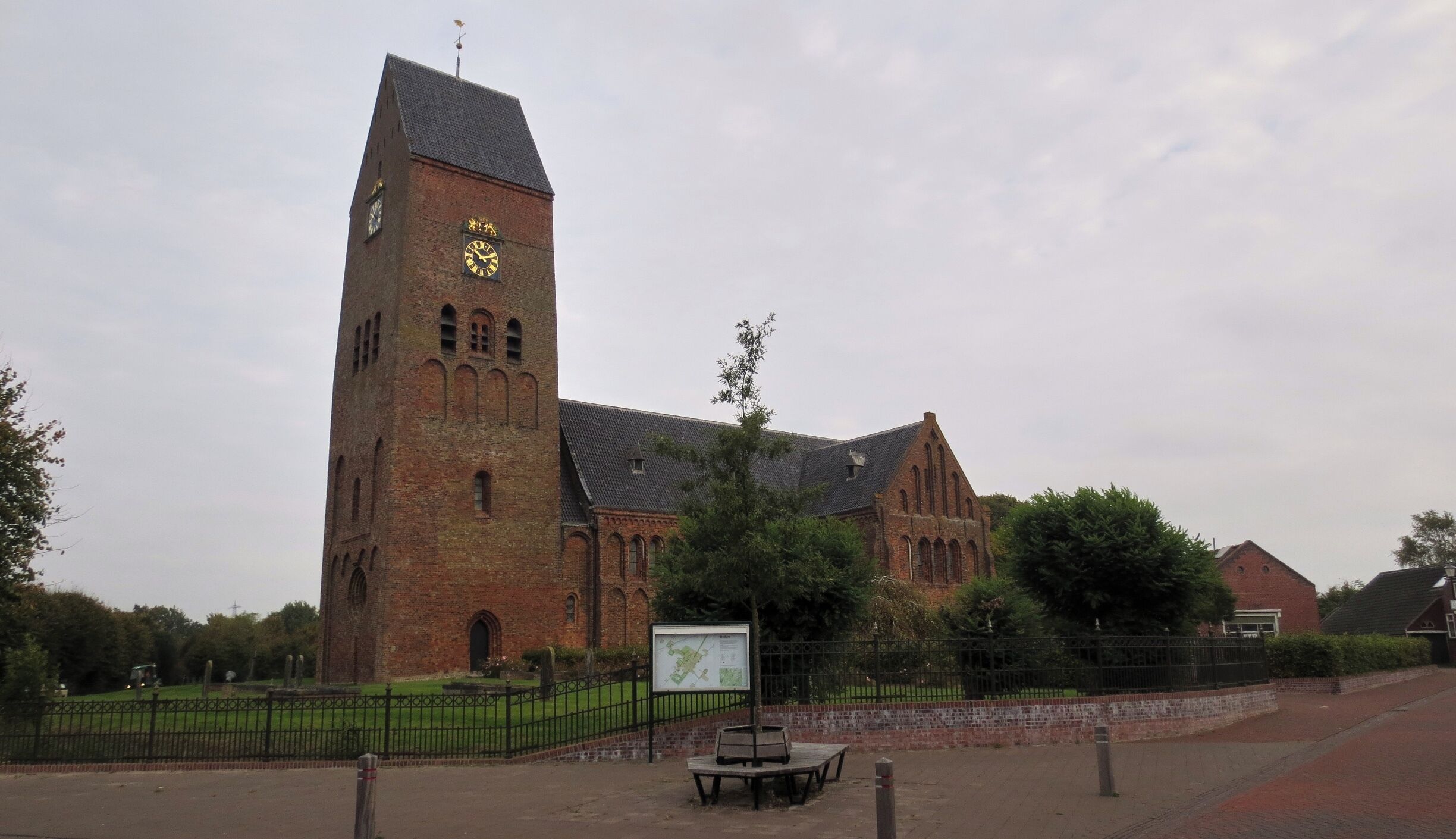 Hervormde Bartholomeuskerk.

De Bartholomeuskerk dateert van de dertiende eeuw. In het interieur vallen vooral gewelfschilderingen uit de vijftiende eeuw op. Het houtwerk van de orgelgalerij is een ontwerp van de Groninger stadsbouwmeester Allert Meijer (1680). Het houtsnijwerk is van Jan de Rijk.

Neem een kijkje in de romanogotische hervormde Bartholomeuskerk in Stedum. De mooie fresco's en het marmeren praalgraf voor Adriaan Clan, mede-ondertekenaar van het vredesverdrag van Munster in 1648, zijn absoluut een bezoek waard.

http://www.historiestedum.nl

#architecture