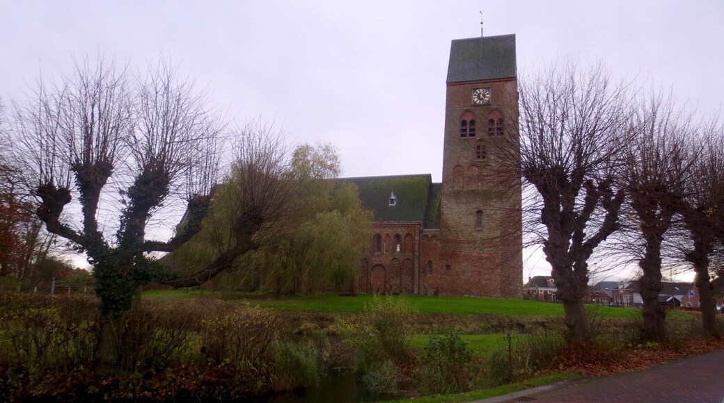 Hervormde Bartholomeuskerk
De Bartholomeuskerk dateert van de dertiende eeuw. In het interieur vallen vooral gewelfschilderingen uit de vijftiende eeuw op. Het houtwerk van de orgelgalerij is een ontwerp van de Groninger stadsbouwmeester Allert Meijer (1680). Het houtsnijwerk is van Jan de Rijk. Neem een kijkje in de romanogotische hervormde Bartholomeuskerk in Stedum. De mooie fresco's en het marmeren praalgraf voor Adriaan Clan, mede-ondertekenaar van het vredesverdrag van Munster in 1648, zijn absoluut een bezoek waard.
http://www.historiestedum.nl
#architecture