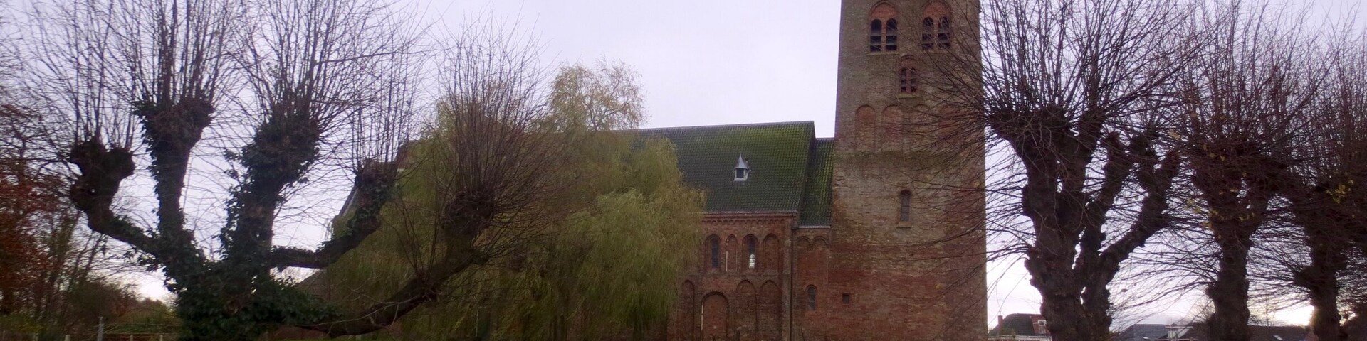 Hervormde Bartholomeuskerk
De Bartholomeuskerk dateert van de dertiende eeuw. In het interieur vallen vooral gewelfschilderingen uit de vijftiende eeuw op. Het houtwerk van de orgelgalerij is een ontwerp van de Groninger stadsbouwmeester Allert Meijer (1680). Het houtsnijwerk is van Jan de Rijk. Neem een kijkje in de romanogotische hervormde Bartholomeuskerk in Stedum. De mooie fresco's en het marmeren praalgraf voor Adriaan Clan, mede-ondertekenaar van het vredesverdrag van Munster in 1648, zijn absoluut een bezoek waard.
http://www.historiestedum.nl
#architecture