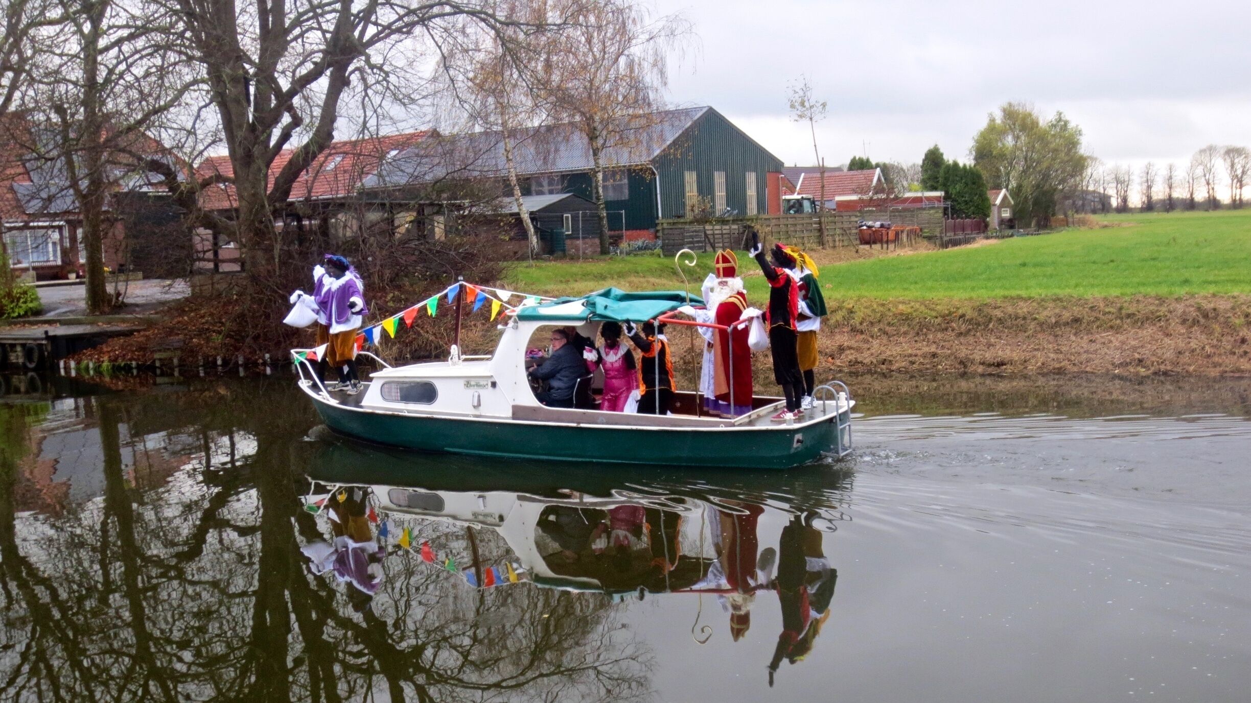 Sinterklaas in Stedum.

Ieder jaar komt Sinterklaas met zijn zwarte Pieten aan in de haven van Stedum. Het is een waar kinderfeest!

#KidsFun
