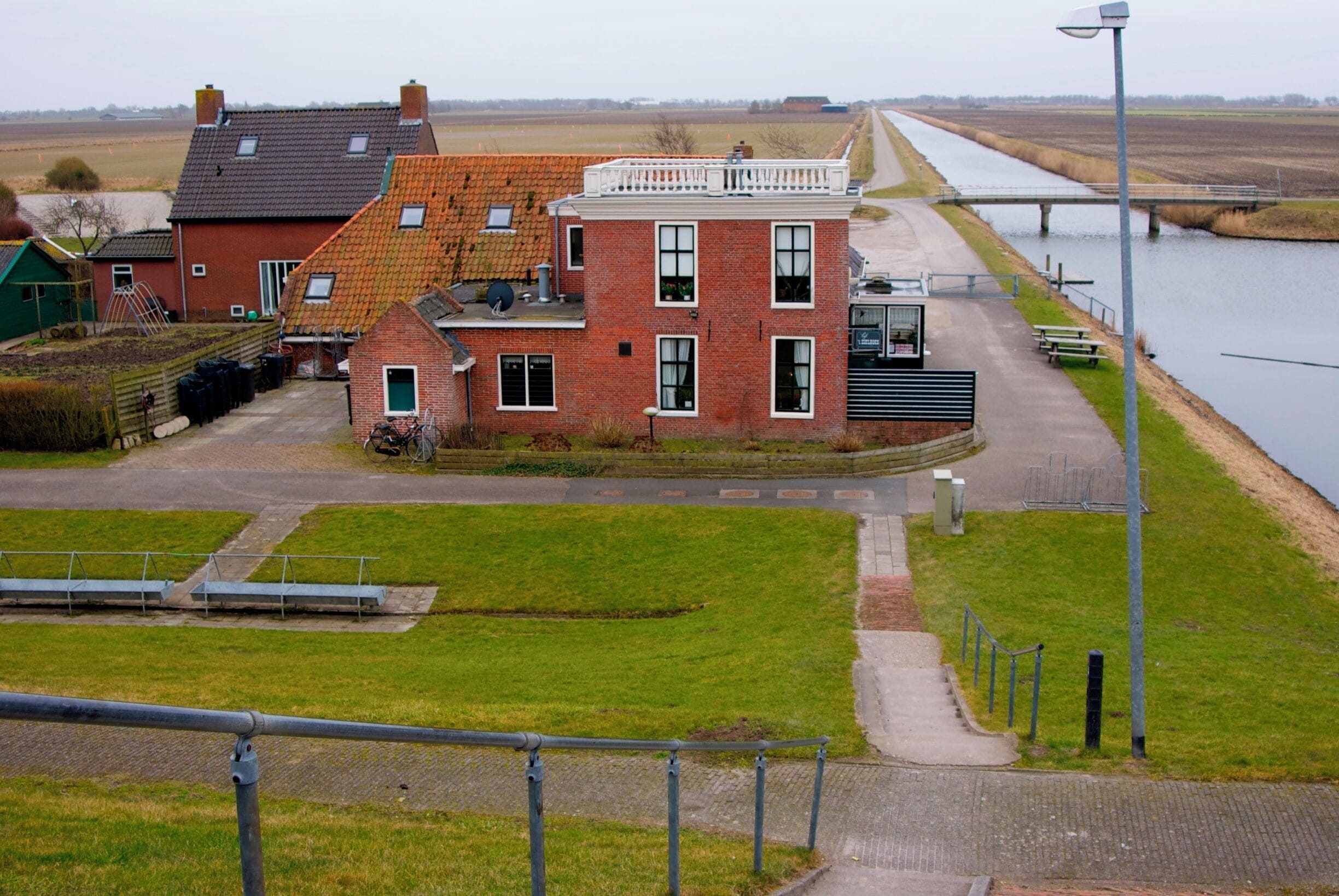 Usquert, Noordpolderzijl. Café 't Zielhoes
In de voormalige sluiswachterswoning van Noordpolderzijl, gelegen aan de voet van de zeedijk, is sinds jaar en dag het nostalgisch bruin café ’t Zielhoes gevestigd.

#architecture