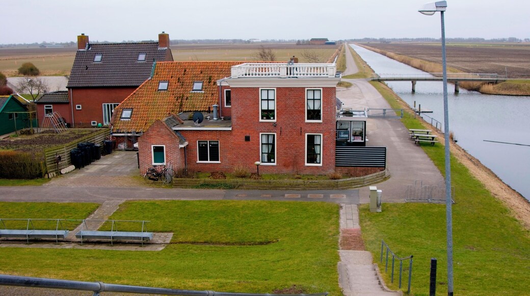 Usquert, Noordpolderzijl. Café 't Zielhoes
In de voormalige sluiswachterswoning van Noordpolderzijl, gelegen aan de voet van de zeedijk, is sinds jaar en dag het nostalgisch bruin café ’t Zielhoes gevestigd.
#architecture