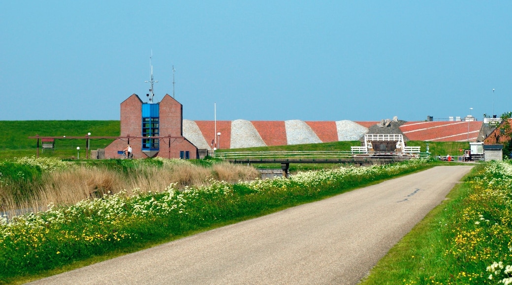 Noordpolderzijl, Gemaal Usquert, Steenmozaïek op de dijk.
#architecture