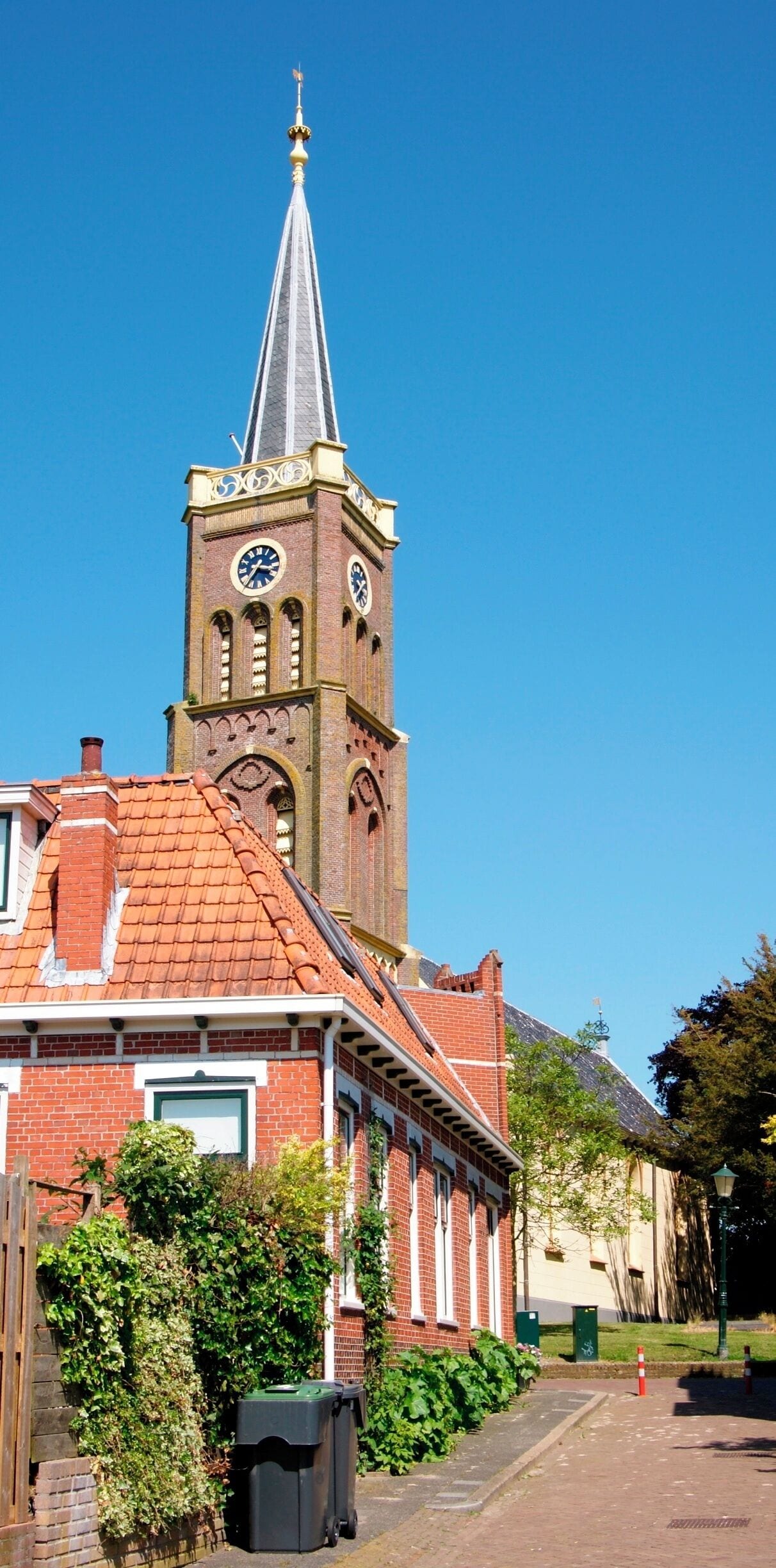 Una iglesia con un campanario alto y una torre del reloj.