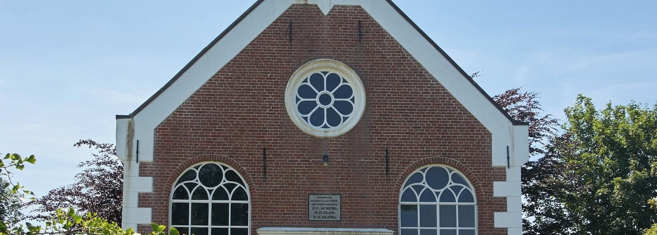 Eppenhuizen.
Maria Kerk met rondom een begraafplaats.
#architecture.