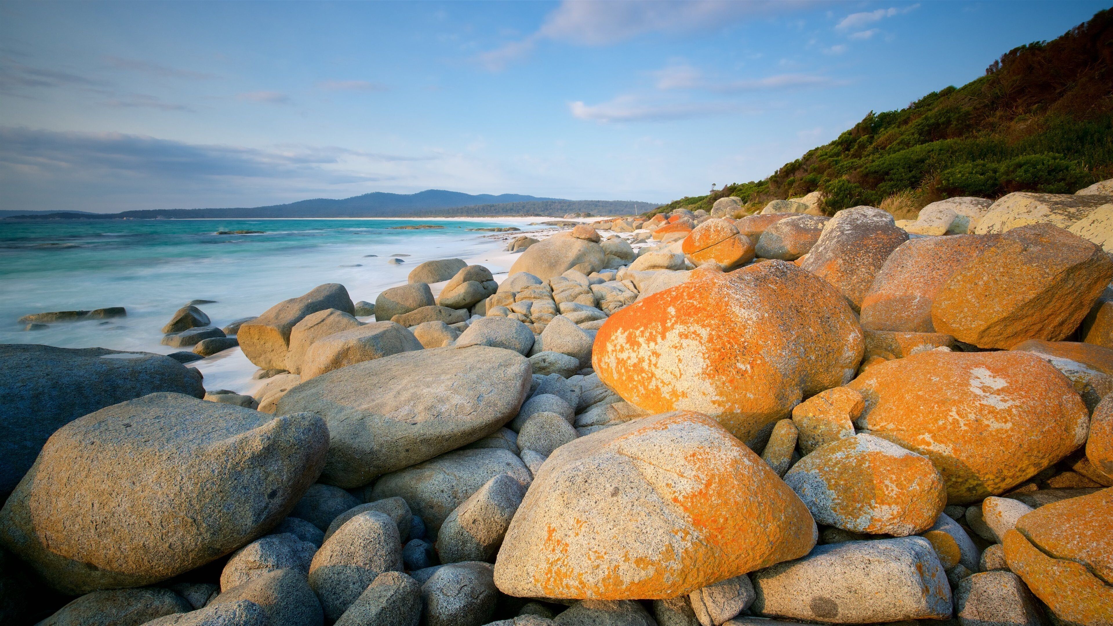 Binalong Bay inclusief ruige kustlijn, algemene kustgezichten en een zonsondergang