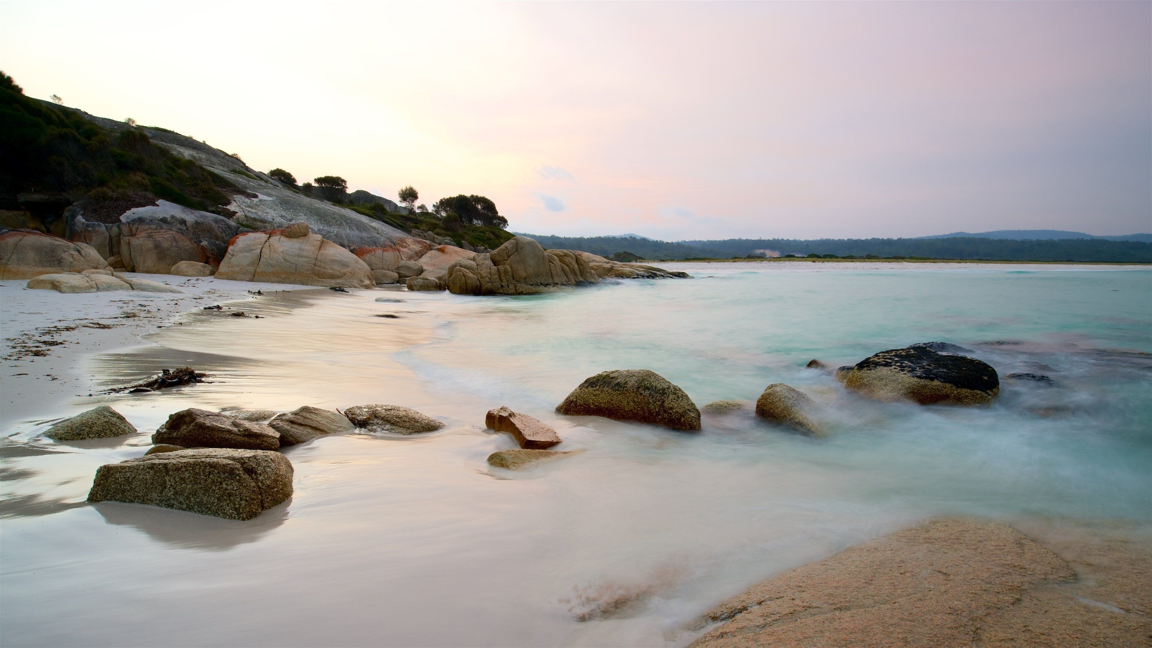 Binalong Bay inclusief een zonsondergang, algemene kustgezichten en een zandstrand