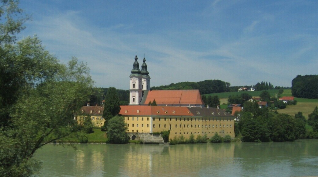 Kloster Vornbach am Inn, vom österreichischen Ufer aus gesehen.