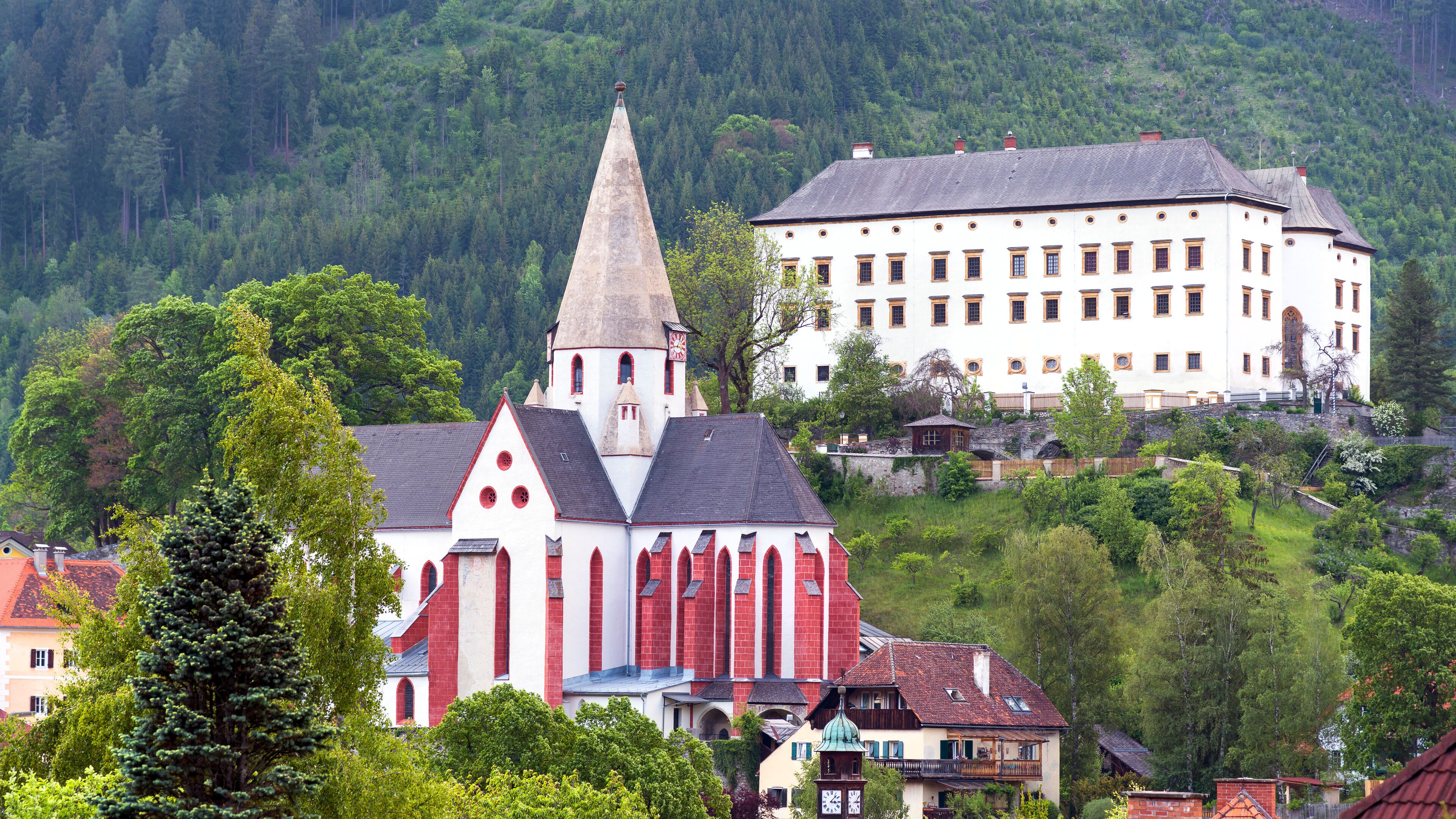 Blick auf die Stadtpfarrkirche und Schloss Obermurau in Murau, Österreich