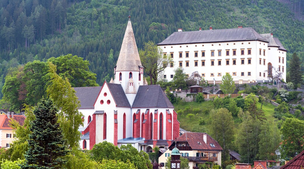 Blick auf die Stadtpfarrkirche und Schloss Obermurau in Murau, Österreich