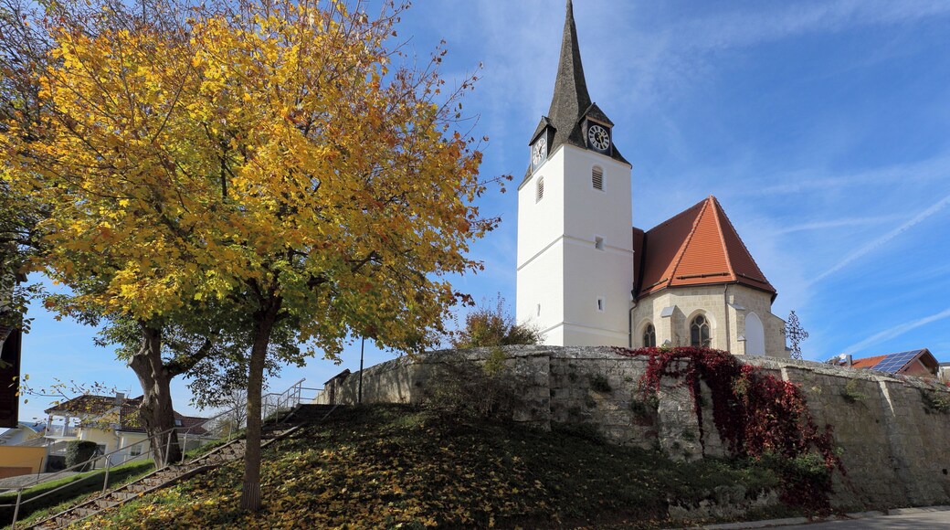 Südostansicht der katholischen Pfarrkirche hl. Margarethe in der oberösterreichischen Gemeinde Mörschwang. Ein gotischer Sakralbau, der 1523 geweiht wurde, mit einem mächtigen Turm im südlichen Chorwinkel, einem einschiffigen, dreijochigen Langhaus und einem gleich breiten einjochigen Chor.
