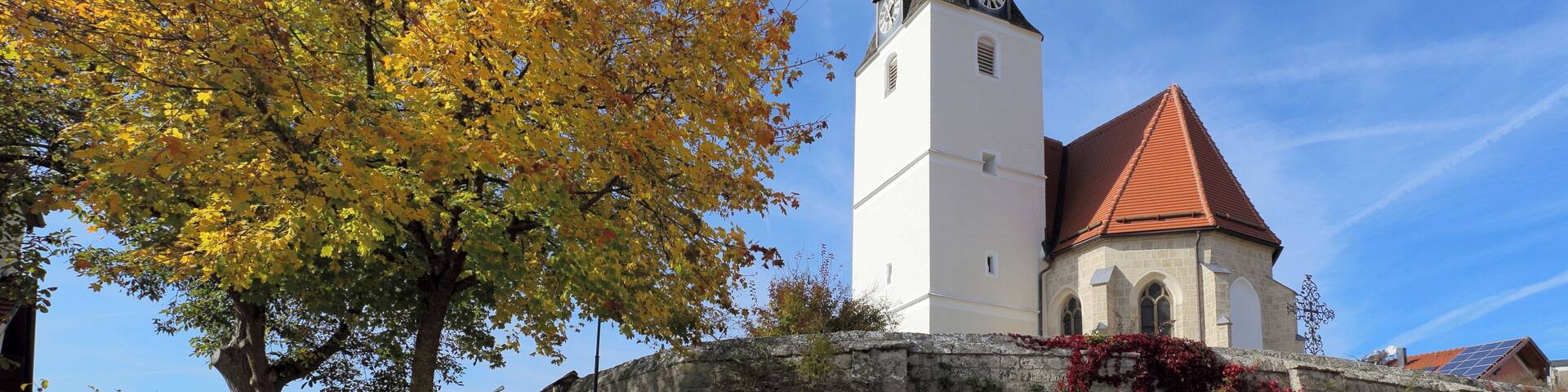 Südostansicht der katholischen Pfarrkirche hl. Margarethe in der oberösterreichischen Gemeinde Mörschwang. Ein gotischer Sakralbau, der 1523 geweiht wurde, mit einem mächtigen Turm im südlichen Chorwinkel, einem einschiffigen, dreijochigen Langhaus und einem gleich breiten einjochigen Chor.