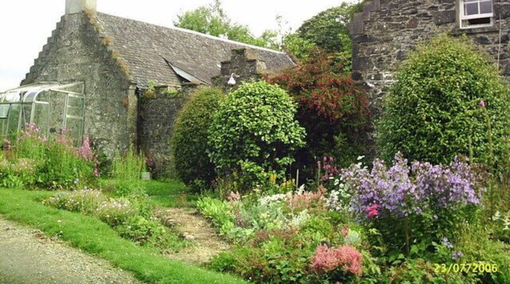 Cottage and gardens at Lunga House