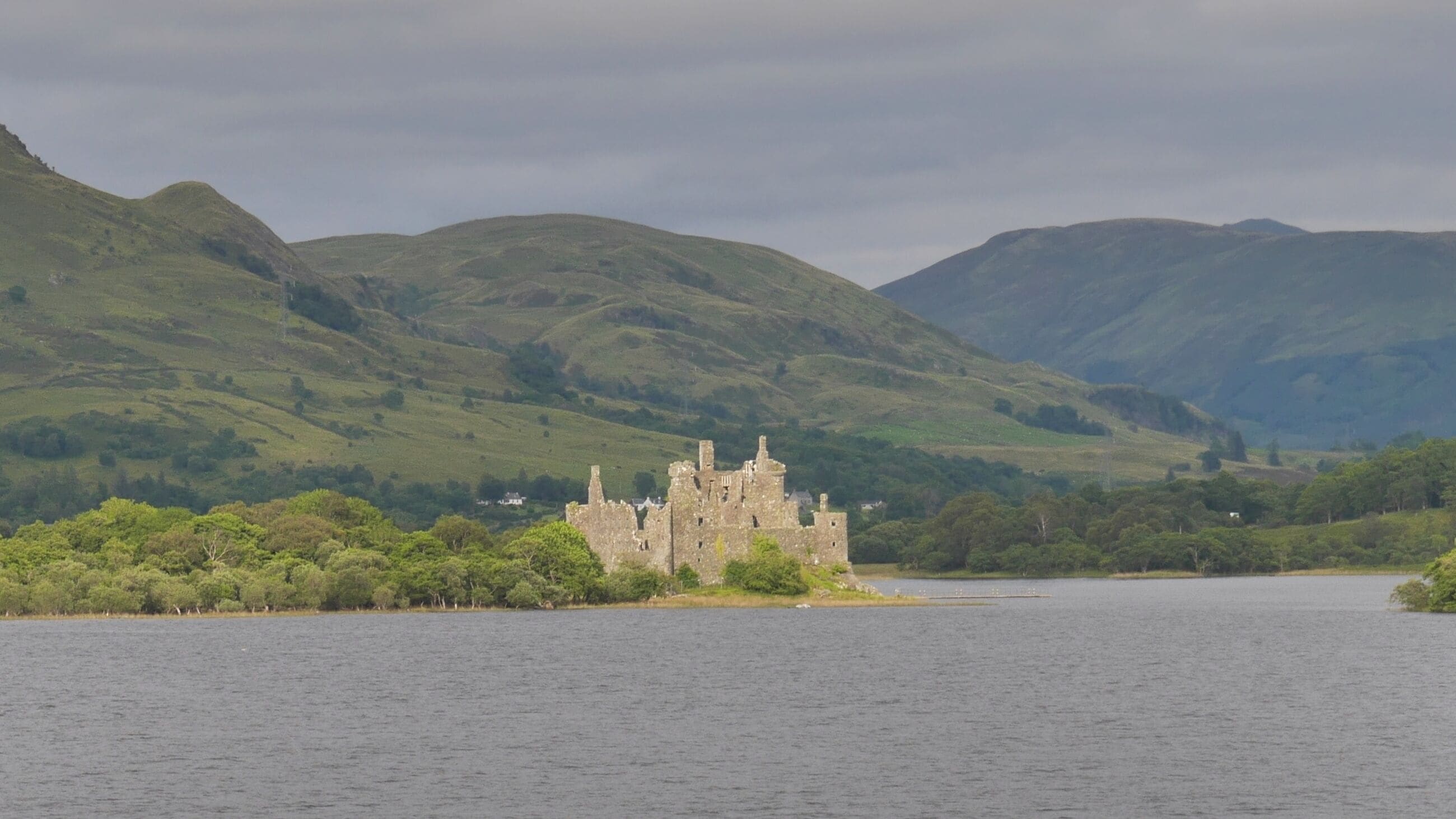 Kilchurn Castle from the Loch Awe railway station, in summer 2016.