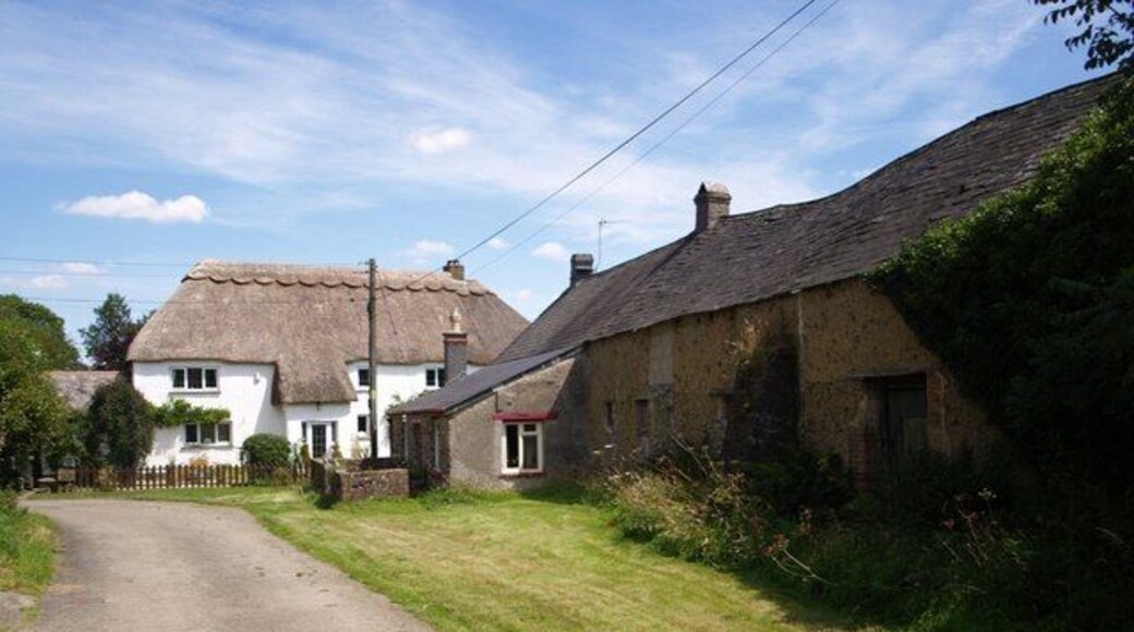 Buildings at Lashbrook The thatched cottage on the bend straddles a gridline; about half the facade is in SS4007. The building on the right, with its cob walls and slate roof, is certainly a contrast.