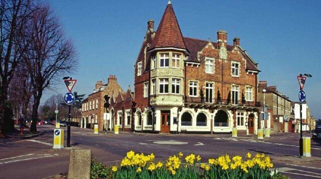 The King's Head, Winchmore Hill Green. The King's Head, Winchmore Hill Green, is an imposing building. It used to be called the Railway Hotel, according to engraving on the brickwork.
