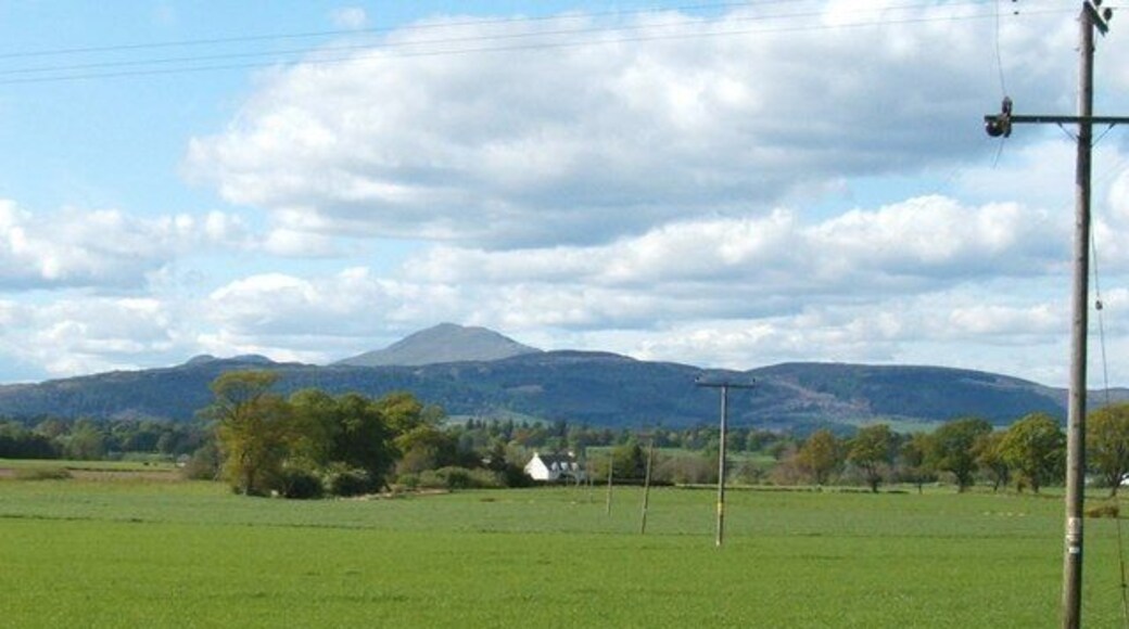 Newburn View to Newburn photographed from beside disused farm buildings, 200m east of Arnprior junction at B8034. Mountain in background could be Ben Lomond - will need to check