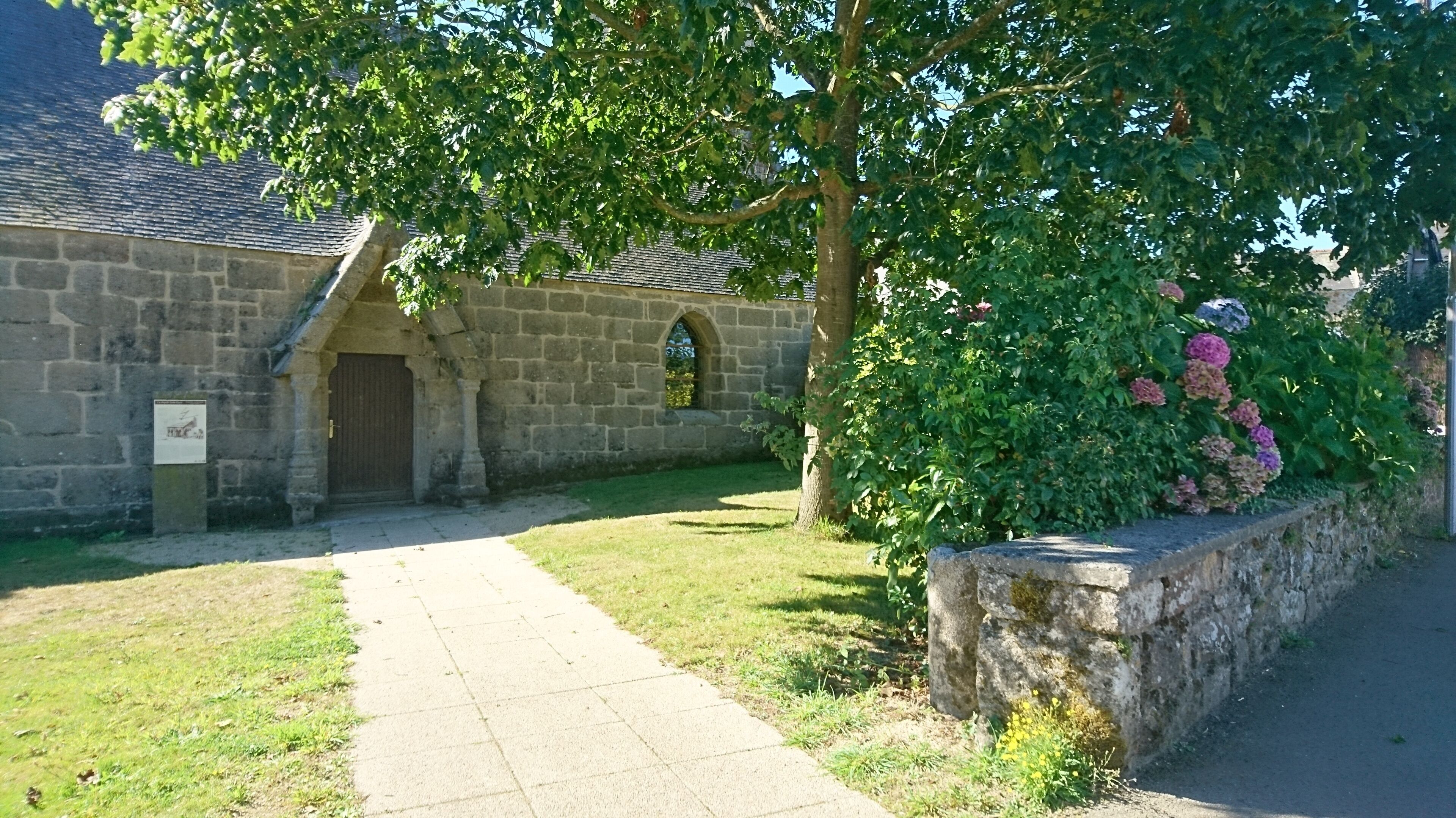 Porche nord de la chapelle Saint-Fiacre de Plouider.