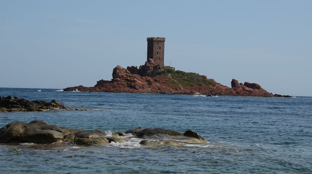 Ile d'Or (the golden Isle) at Du Dramont witrh castle