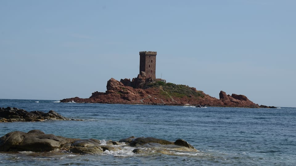 Ile d'Or (the golden Isle) at Du Dramont witrh castle