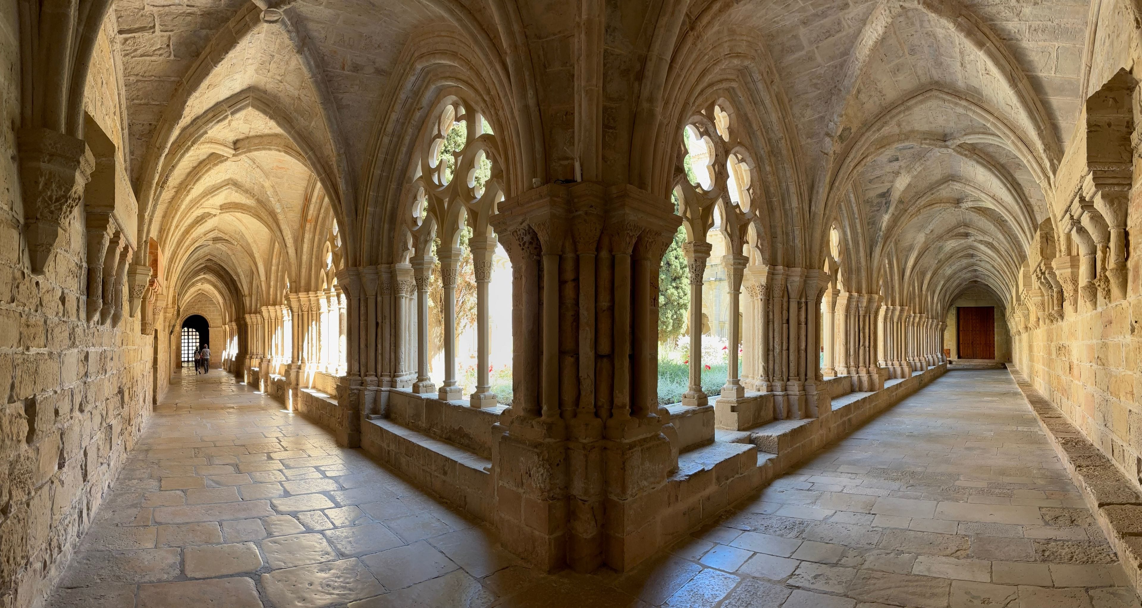 Uma catedral com uma nave extensa, tetos em arco e colunas.