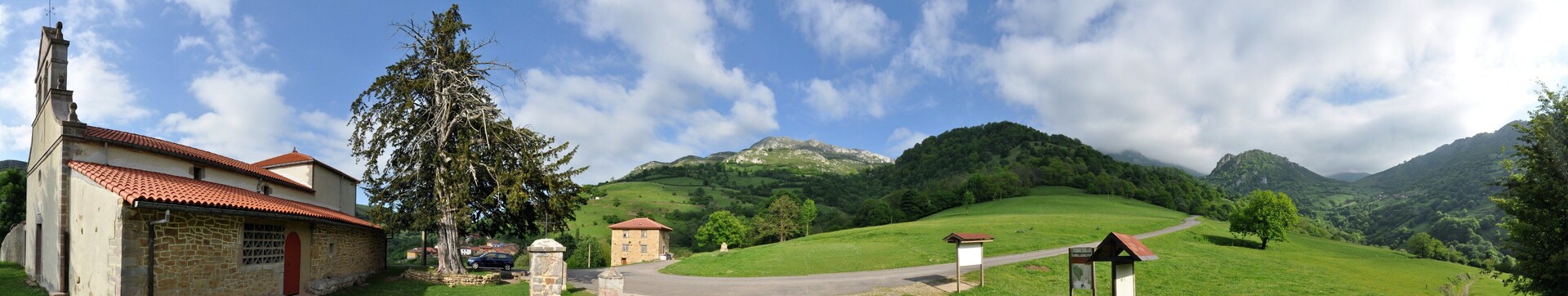 Igrexa e teixo centenario de Pedroveya (Asturias, España)