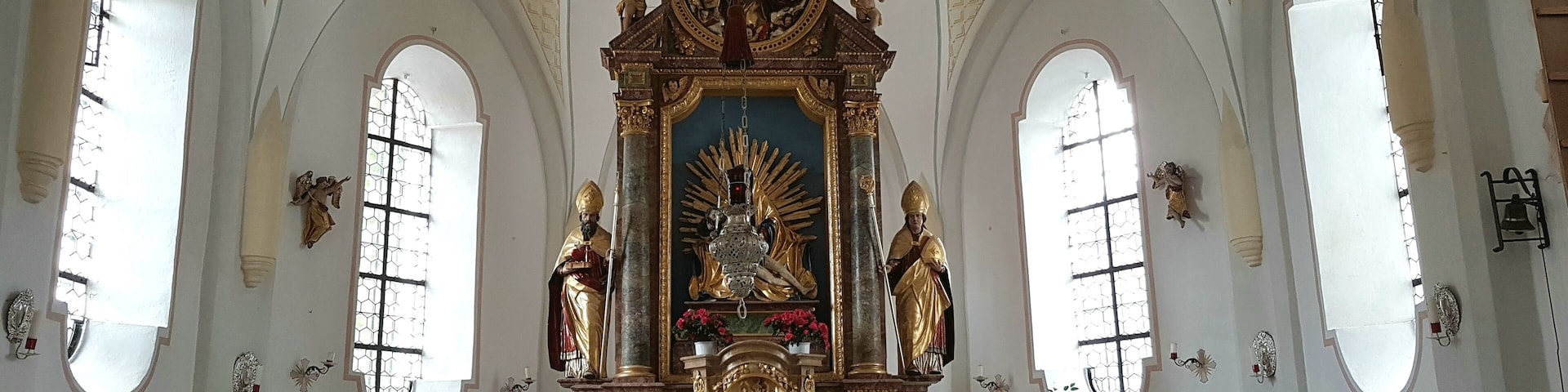 Linden (Dietramszell), Filialkirche zur Schmerzhaften Muttergottes, Frühbarocker Hochaltar von 1630.